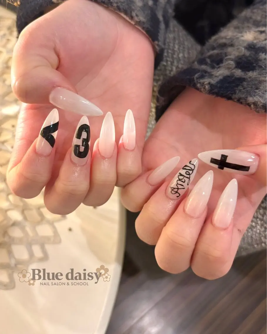 ネイル ジェルネイル マグネットネイル 持ち込み パラジェル Blue daisy 栄本店のネイルデザイン