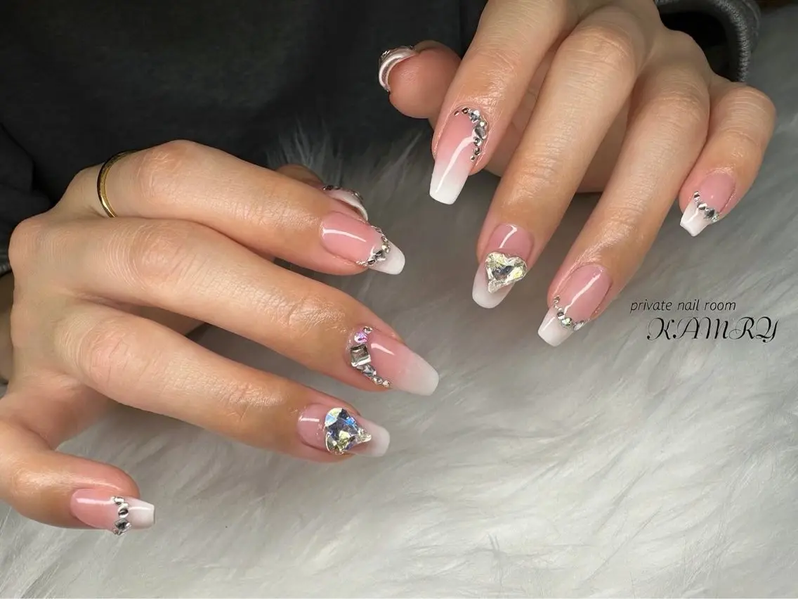 ネイル ストーンネイル ハンドネイル La ala nailのネイルデザイン