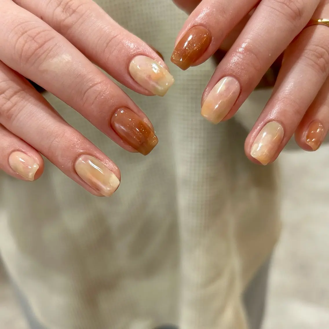 ネイル ブラウン ジェルネイル ラメ(グリッター) ニュアンスネイル オレンジ ハンドネイル shio ♡ 29日空きありのネイルデザイン
