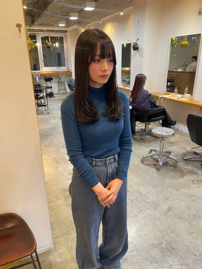 セミロング カラー レイヤーカット MIOベージュカラー 柔らかいカラーのヘアスタイル
