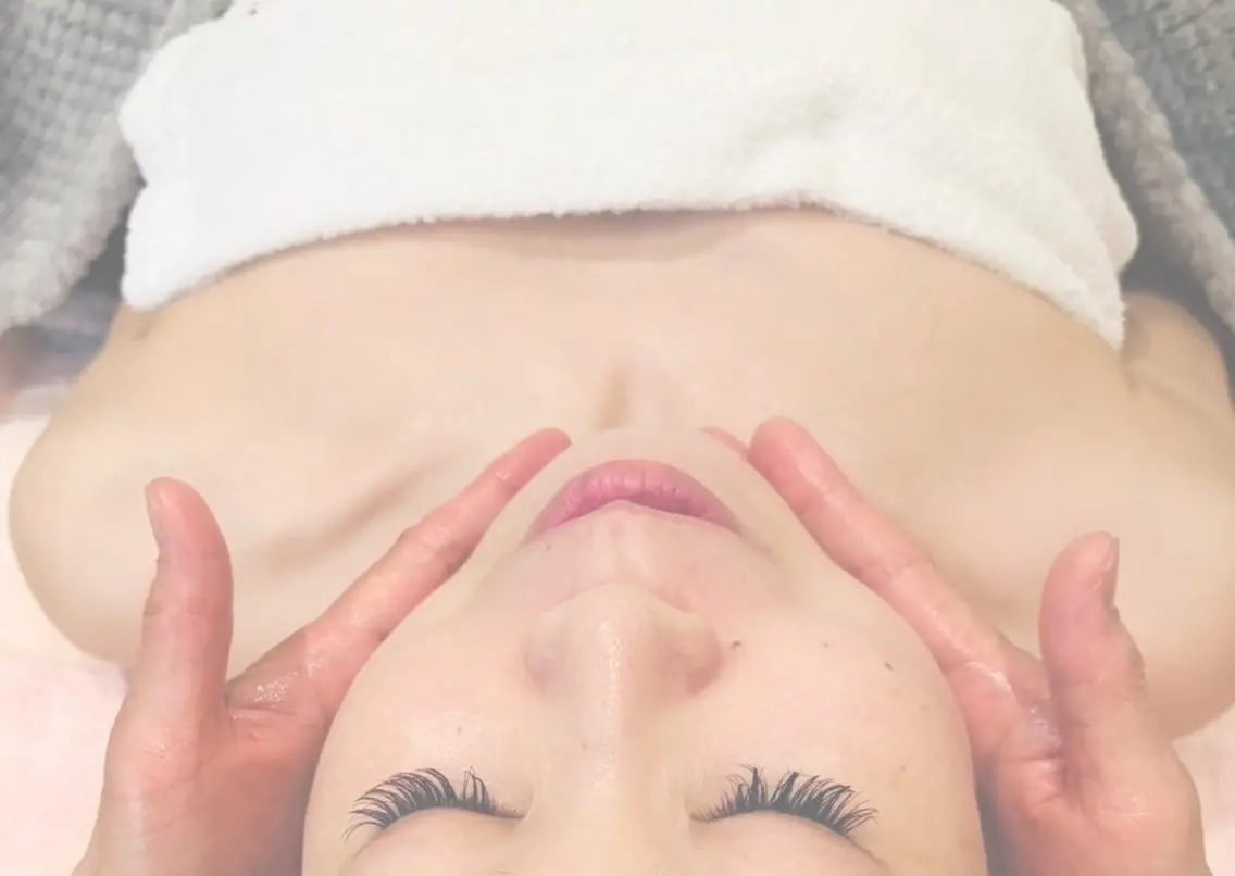【リラックスマッサージコース💆‍♀️】ヘッドマッサージからデコルテまで美容成分たっぶりのマッサージクリームでマッサージの写真