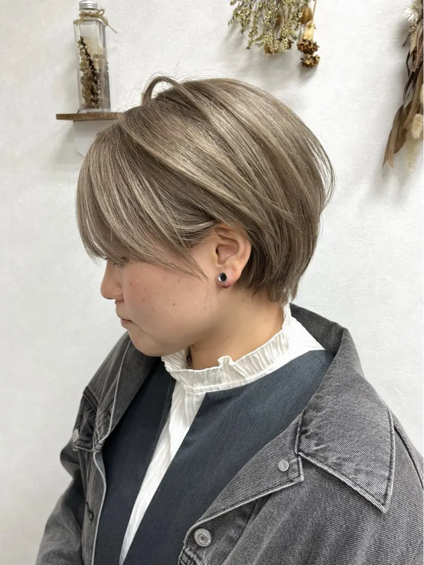 ショート ショートヘア ヘアカラー トリートメント issy/ハイライト ハイトーン／レイヤーのヘアスタイル