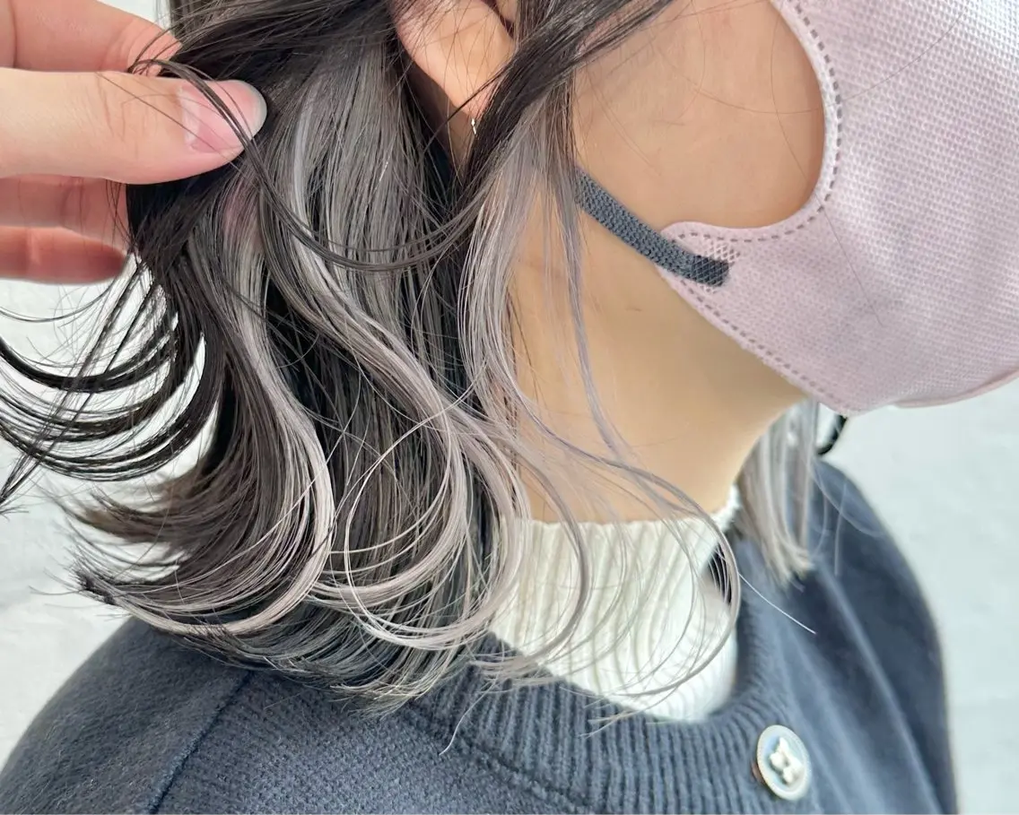 ミディアム カラー インナーカラー シルバー ホワイトシルバー カット ヘアカラー トリートメント インナーカラー/レイ ヤーカット♡/マキシのヘアスタイル