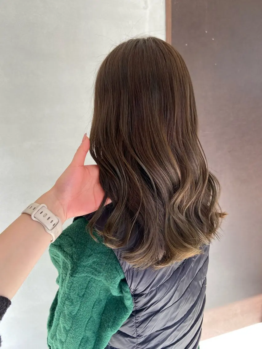 ロング カラー グレージュ オリーブグレージュ オリーブグレー ヘアカラー トリートメント 安住 日花のヘアスタイル