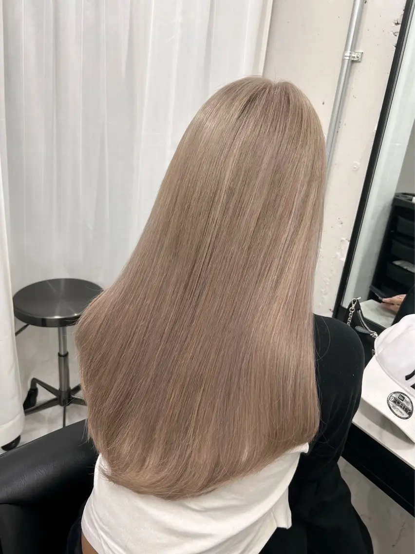 ロング カラー ベージュカラー 透明感カラー ハイトーンカラー ミルクティーベージュ 外国人風カラー ヘアカラー 新宿/ハイトーン/ シールエクステ 祐介のヘアスタイル