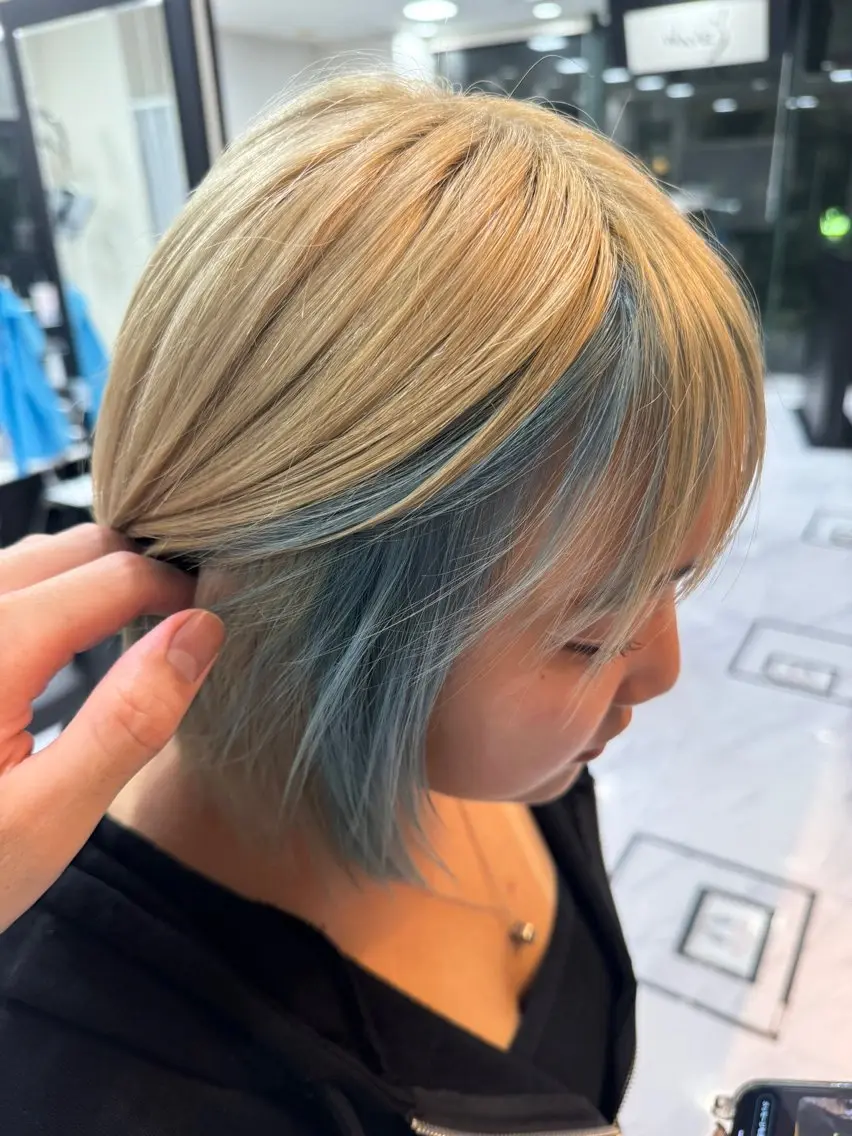 ミディアム カラー ヘアアレンジ 切りっぱなしボブ ミストバング ベージュカラー ブリーチ ブルーカラー カット ヘアカラー トリートメント 目黒 碧人のヘアスタイル
