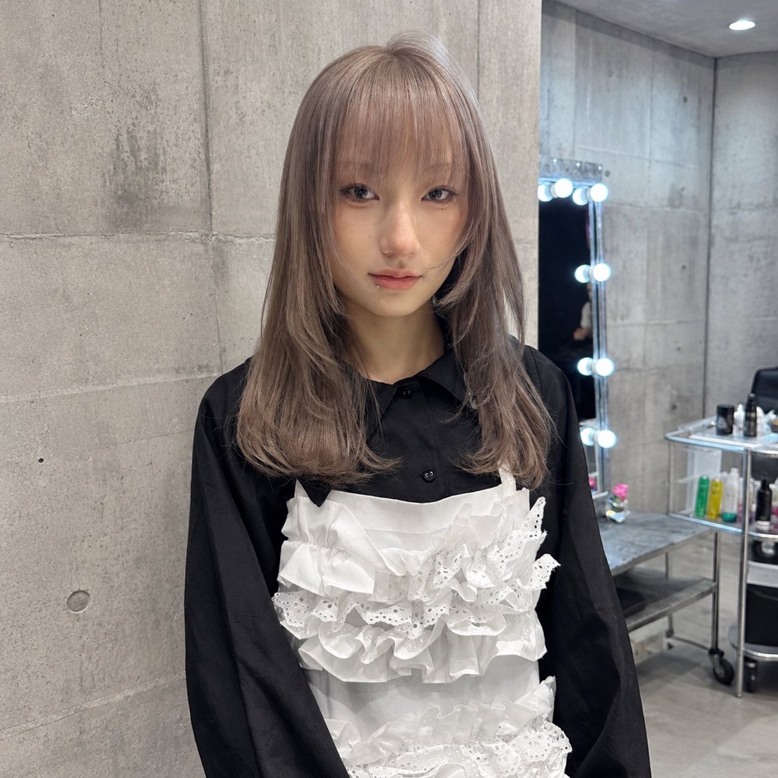 セミロング レイヤー✖️グレー ジュSOGO🩶のヘアスタイル