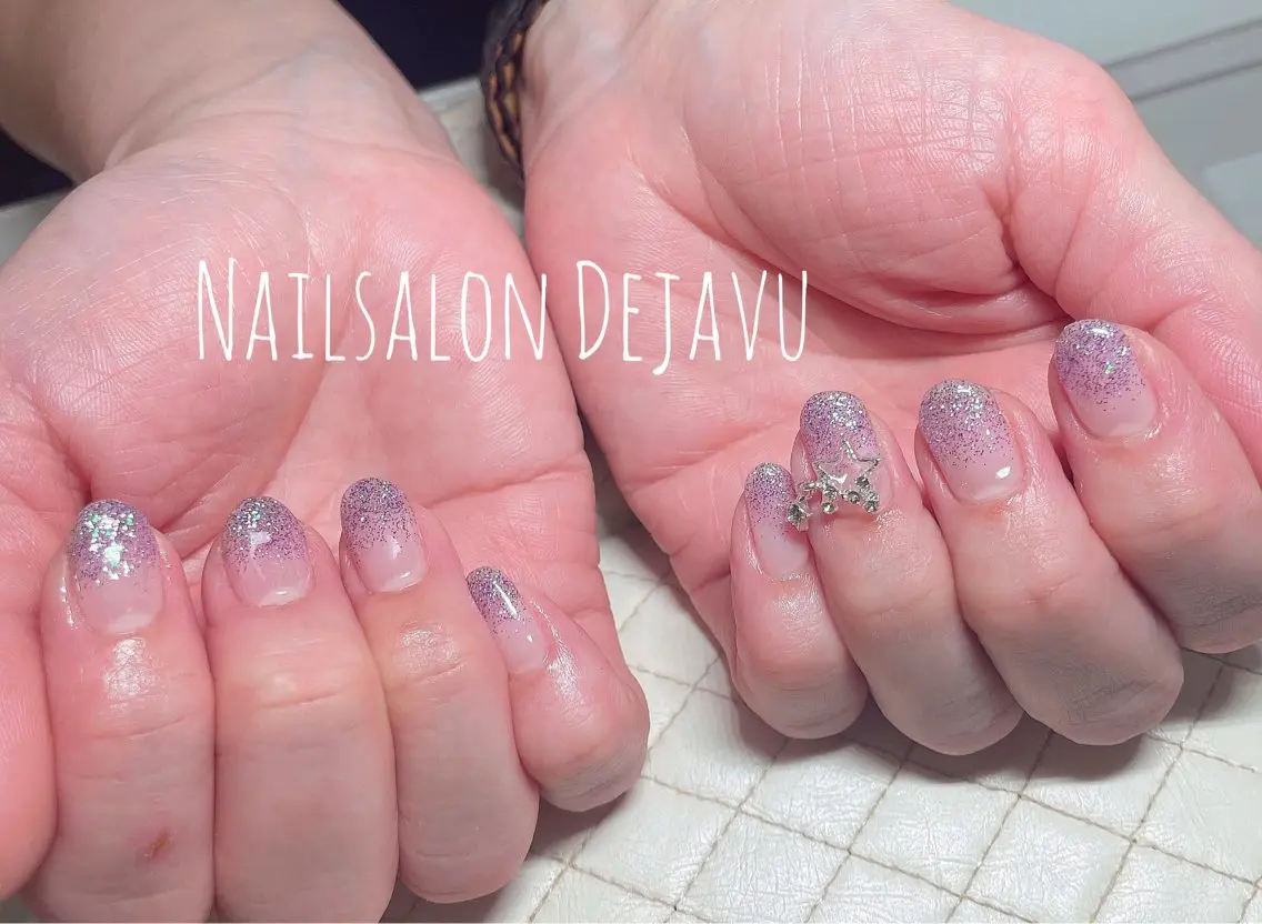 ネイル アートネイル グラデーション ラメ(グリッター) ラメグラデーション シンプルネイル ハンドネイル Nail salon Dejavu 🌿のネイルデザイン