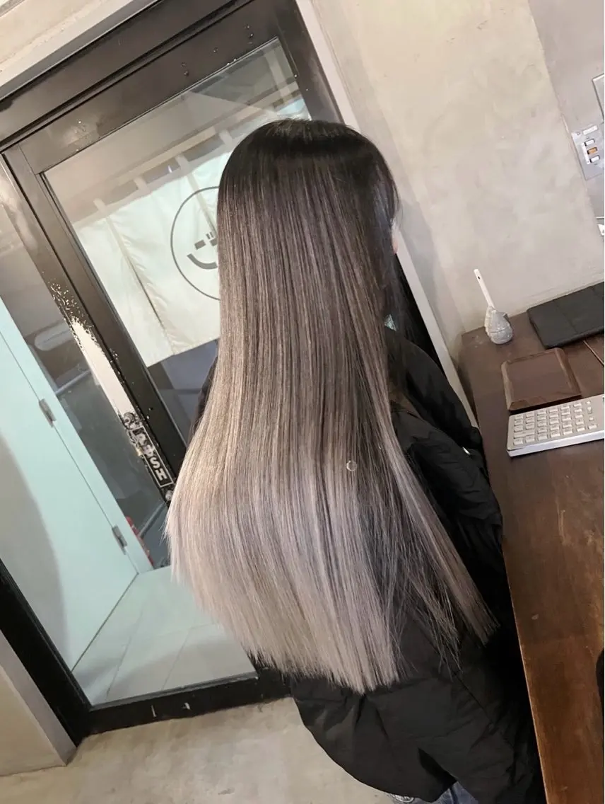 ロング カラー バレイヤージュ シルバー ホワイトシルバー レイヤーカット ヘアカラー トリートメント 指名数No.1 /NAOYAのヘアスタイル