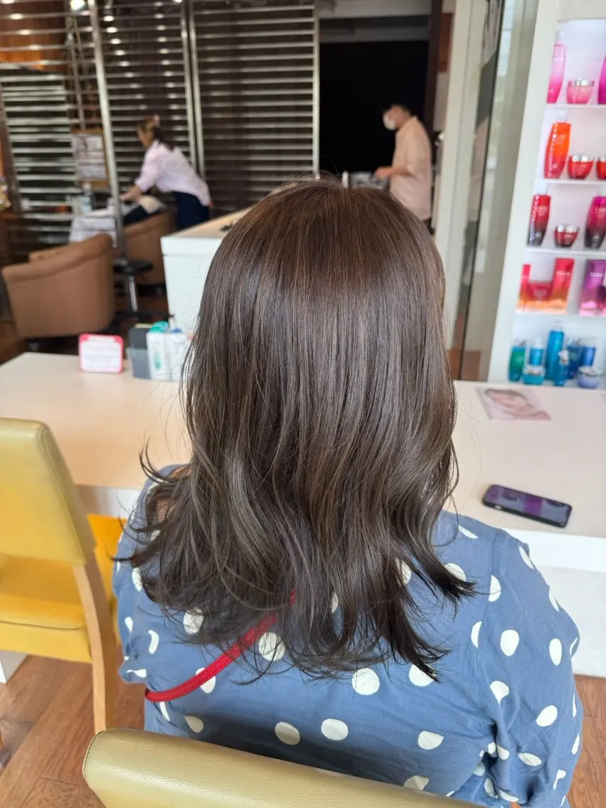 カラー 岡田 紗奈のヘアスタイル