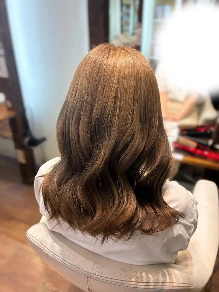 ミディアム カラー ベージュカラー ブリーチ ミルクティーベージュ 梅原 姫🍬🐰のヘアスタイル