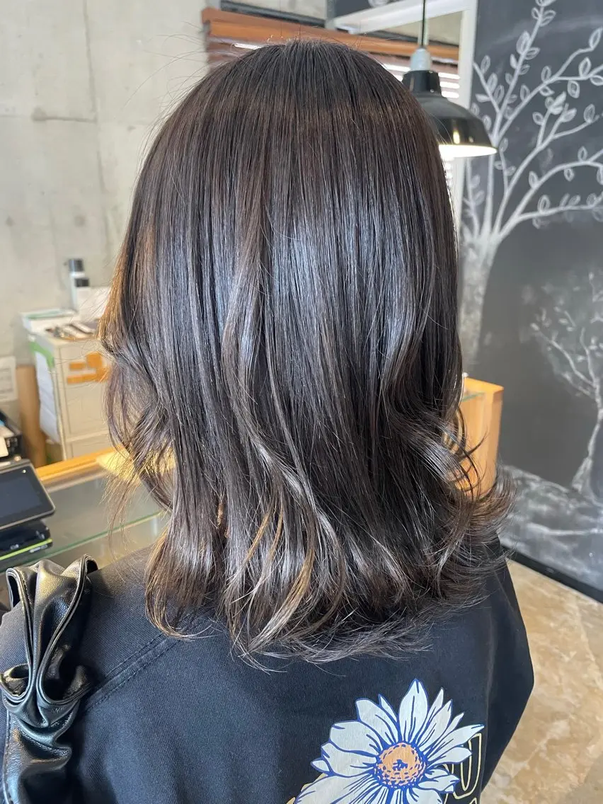 ミディアム カラー ブリーチ 透明感カラー デザインカラー オリーブカラー ヘアカラー SAYA ‪🌱‬のヘアスタイル