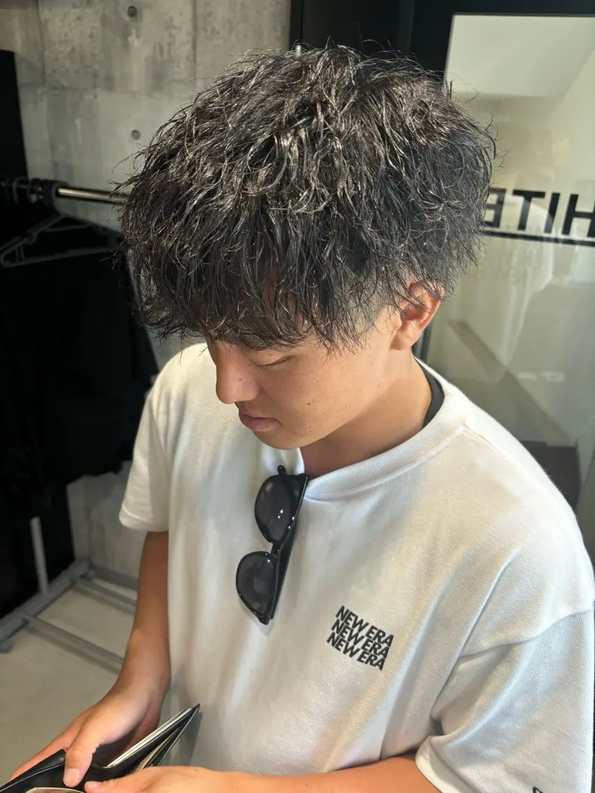 カラー メンズ 波巻きパーマ _WHITE / KENTOのヘアスタイル
