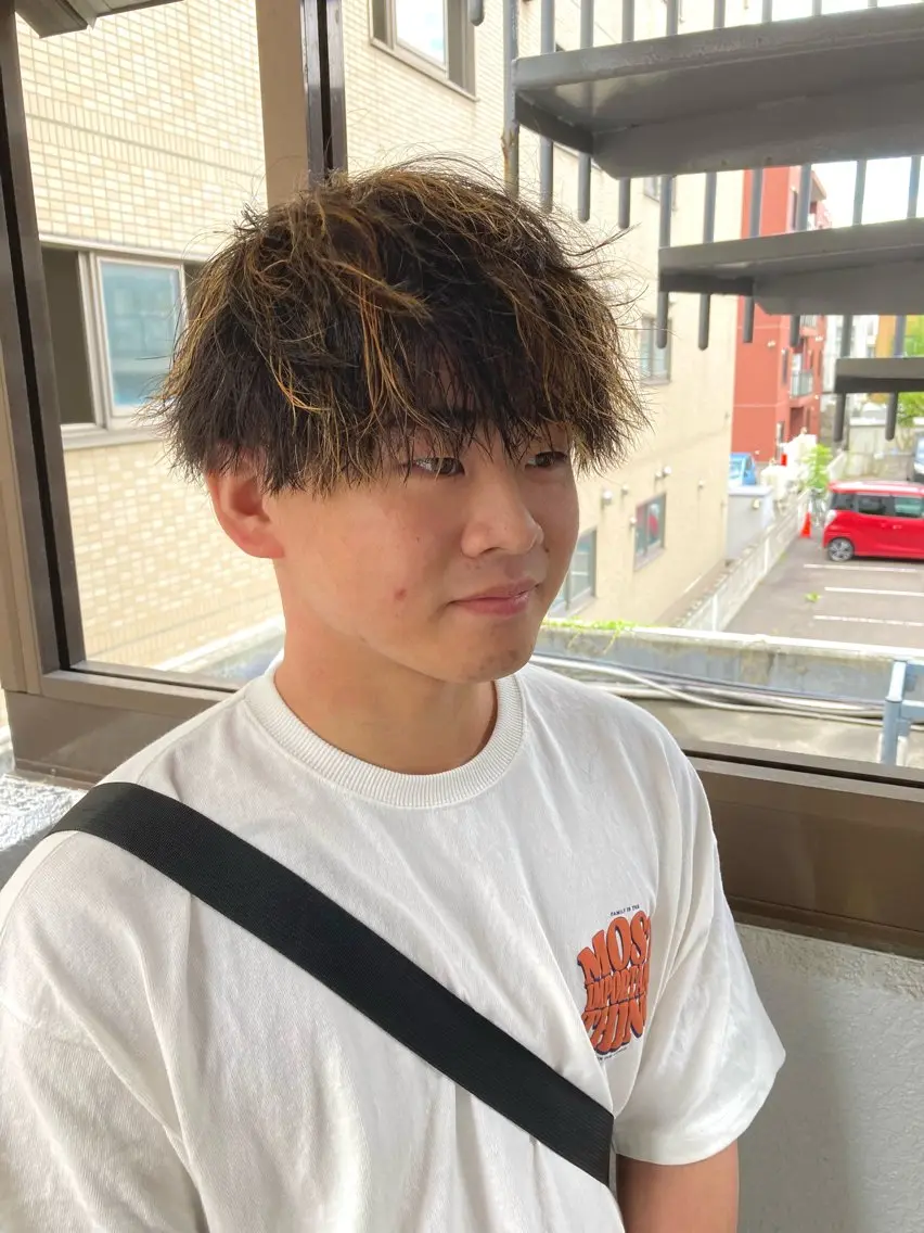 ミディアム パーマ メンズ ミディアムパーマ メンズハイライト メンズパーマ ハイライト カット パーマ 透明感カラー レイヤー亀井唯登のヘアスタイル