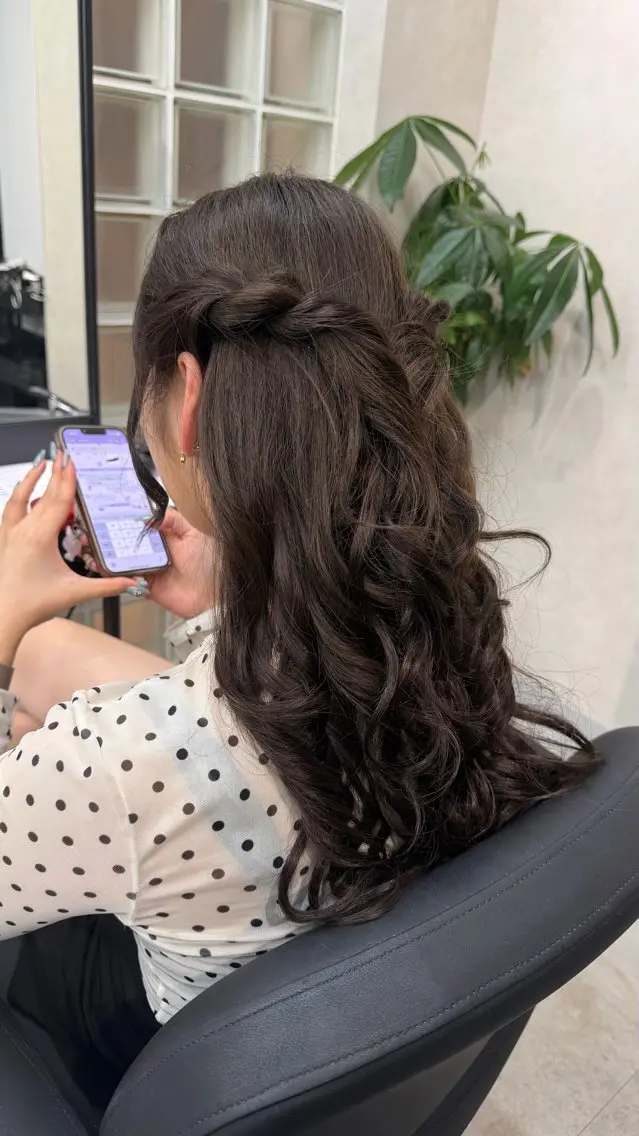 ロング ヘアアレンジ ハーフアップ ヘアセット 渡里 優菜のヘアスタイル