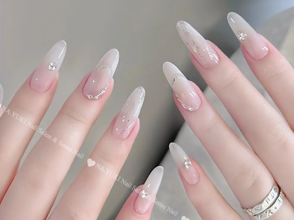 ネイル フレンチネイル ガーリー ミディアムネイル ストーンネイル ネイルチップ ハンドネイル ハンドケア 🎀Momo 🎀のネイルデザイン