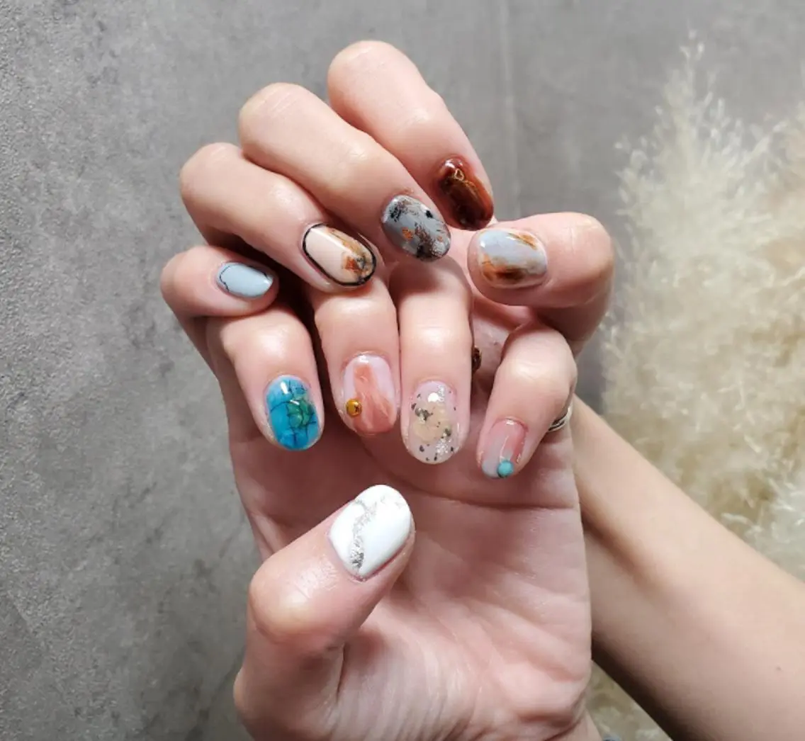 ネイル アニマル柄 アートネイル べっ甲ネイル フレンチネイル ジェルネイル nailstudio eviz新宿店のネイルデザイン