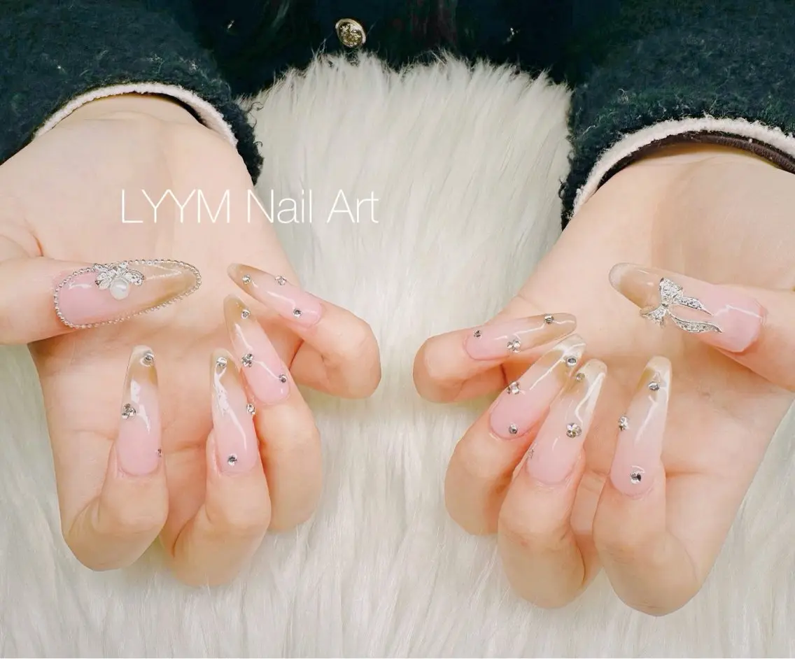 ネイル アートネイル キラキラネイル リボン ストーンネイル ハンドネイル LYYM Salonのネイルデザイン