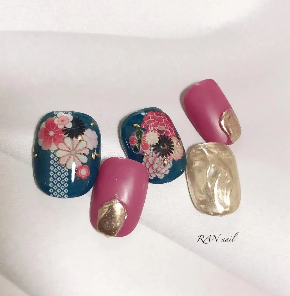 ネイル 成人式 フットネイル ゴールド ミラーネイル オフィスネイル ハンドネイル フットネイル RAN nailのネイルデザイン