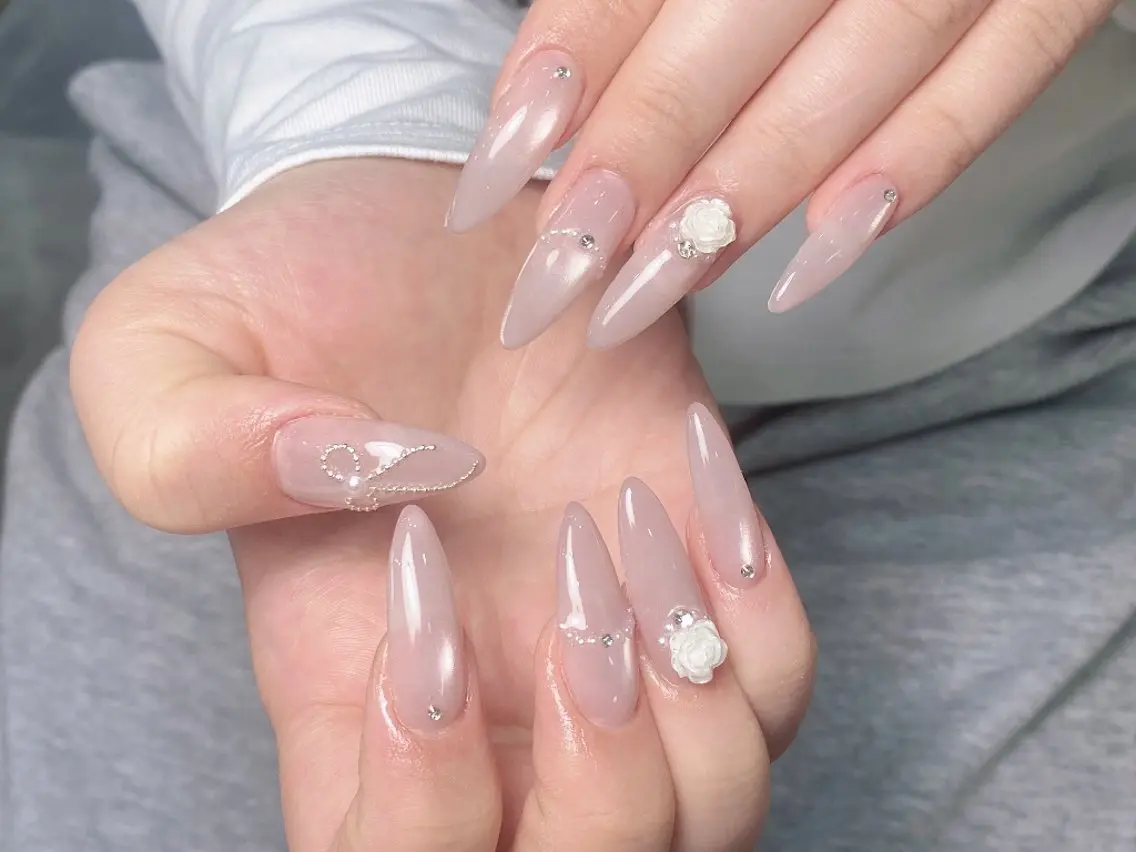 ネイル チークネイル フレンチネイル ジェルネイル ガーリー キラキラネイル ハンドネイル UM Nail Salonのネイルデザイン