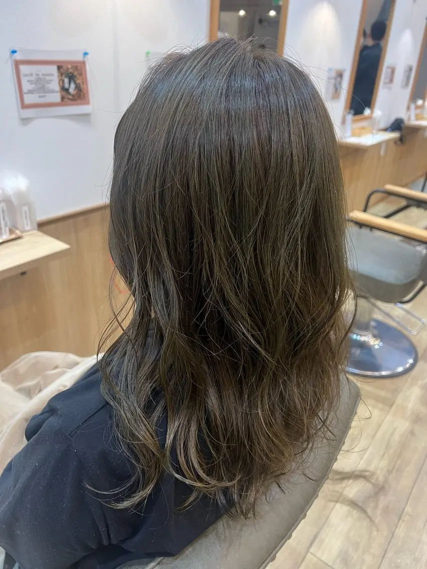ミディアム カット ヘアカラー 高辻 日菜のヘアスタイル