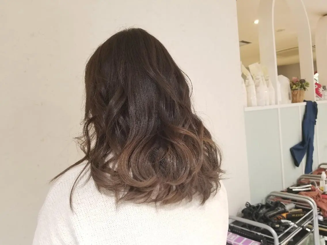 ミディアム カット ヘアカラー トリートメント SAKURA (サクラ)のヘアスタイル