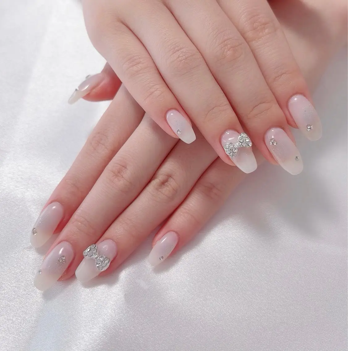 ネイル チークネイル キラキラネイル リボン nail lumièreのネイルデザイン