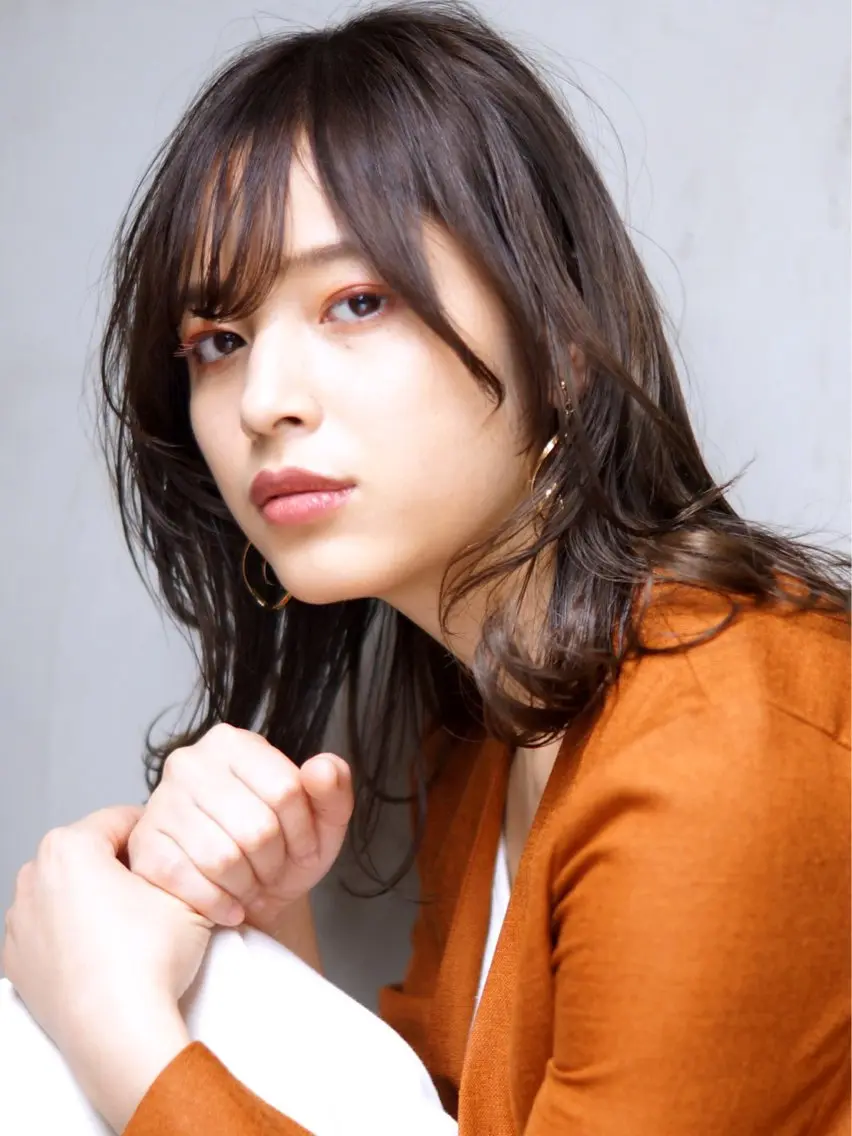 ミディアム コバヤシ リョウのヘアスタイル