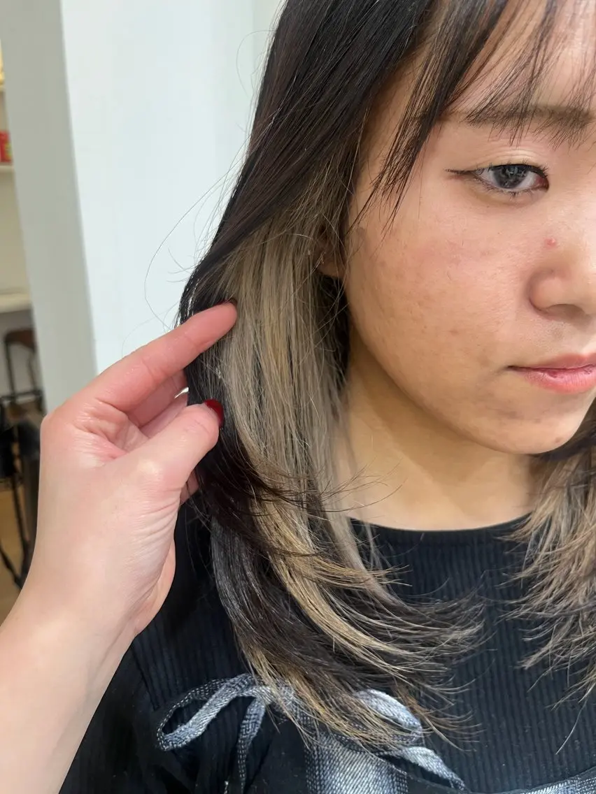 セミロング カラー ヘアアレンジ ベージュカラー ブリーチ ダブルカラー イヤリングカラー ハイライトカラー ヘアカラー トリートメント 無料カットモデル‪✨ ✂️Nanami🌷のヘアスタイル