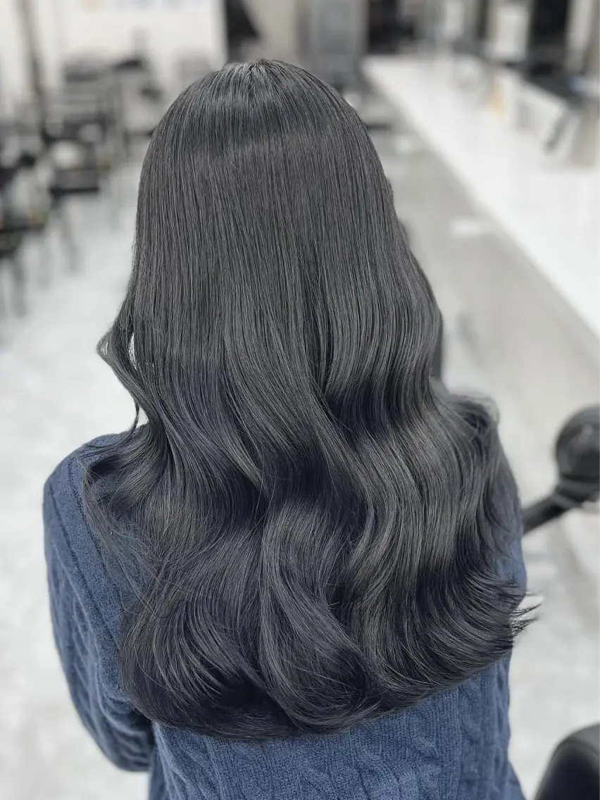 ロング カラー 黒髪 ブルーカラー ブルーブラック レッドカラー くびれヘア ヘアカラー トリートメント ヘアセット 髪質改善Ⅰ透明感 艶カラーⅠたつやのヘアスタイル