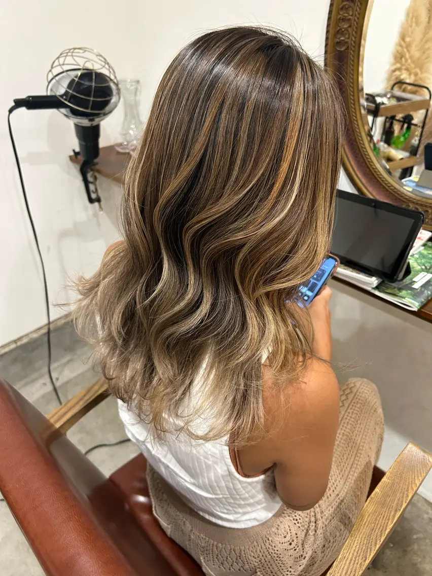 セミロング カラー バレイヤージュ ハイライトカラー ハイライト レイヤーカット レザーカット/ ミニボブ/しおりのヘアスタイル