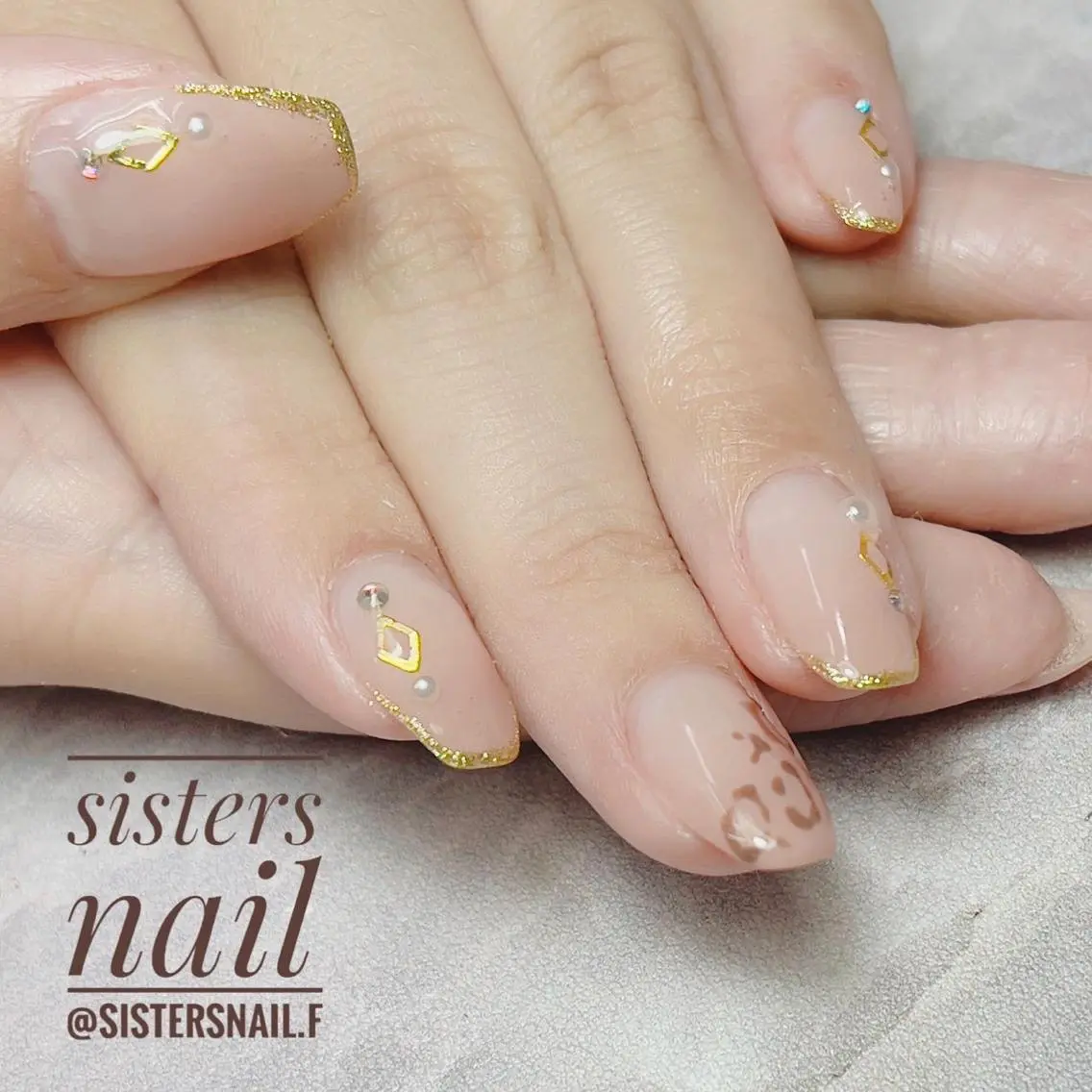 ネイル アニマル柄 アートネイル グラデーション ラメ(グリッター) オフィスネイル sisters nail.fのネイルデザイン