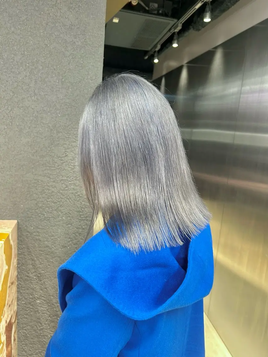 セミロング カラー ブリーチ シルバー ✅ケアブリーチ✅ トヨオカ ノブヒデのヘアスタイル