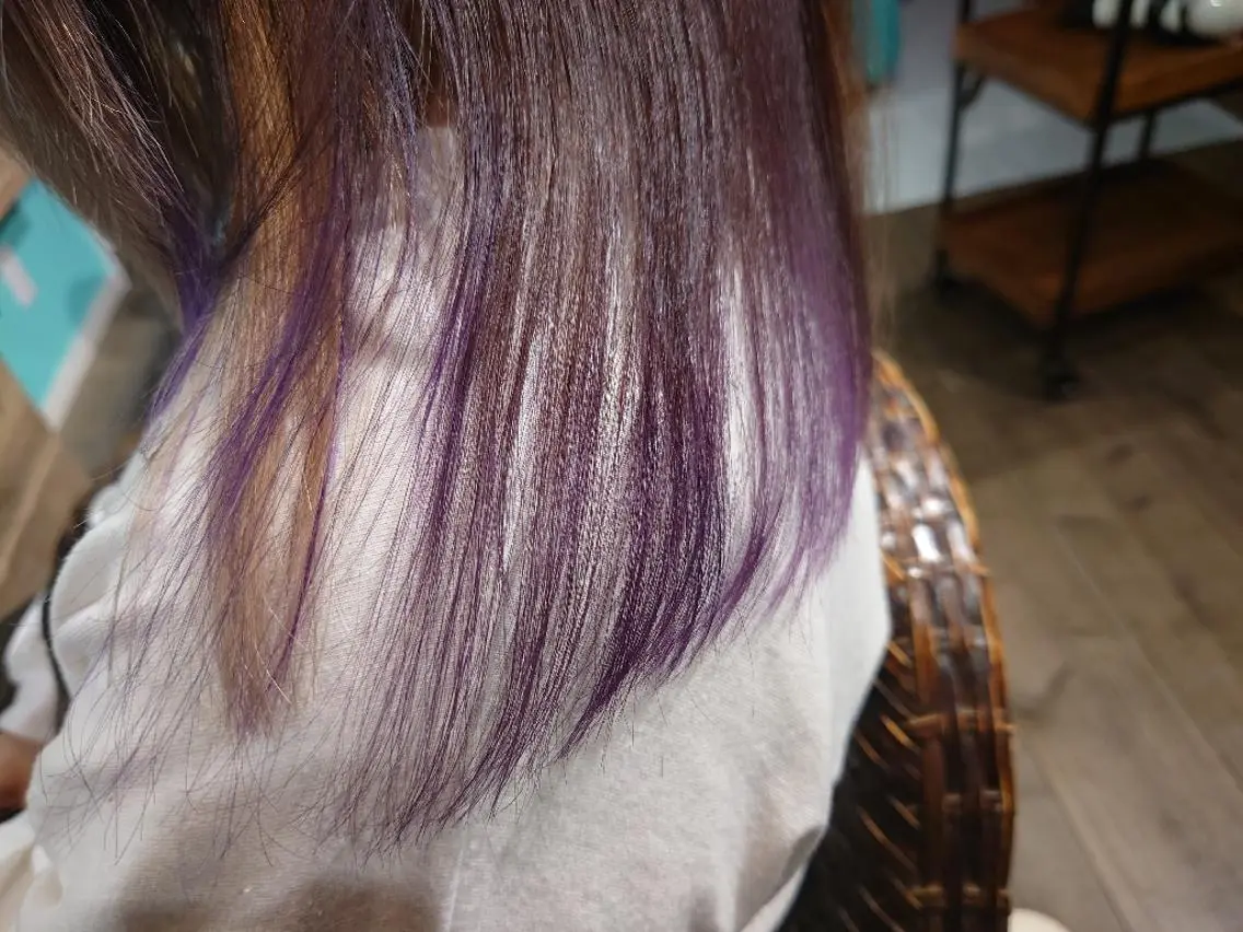 セミロング カラー イヤリングカラー インナーカラー ピンクカラー ピンクパープル パープルカラー ヘアカラー 伊藤 新のヘアスタイル