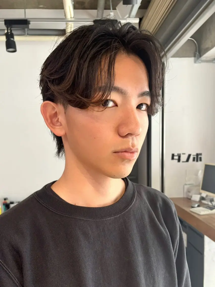 ショート メンズ センターパート 外ハネヘア 佐保 宥南のヘアスタイル