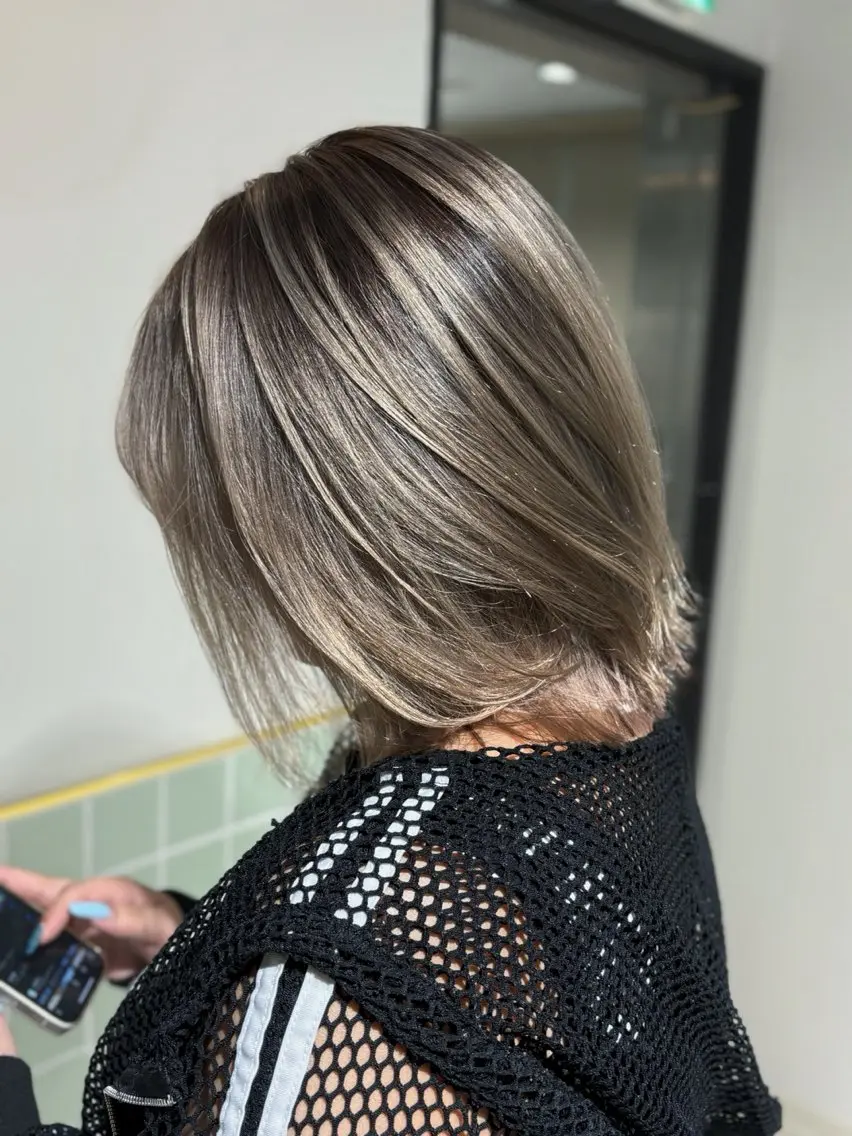 ミディアム カラー ヘアアレンジ バレイヤージュ グラデーションカラー ハイライトカラー ハイトーンカラー 顔周りカット ヘアカラー 二ヶ月綺麗なデザイン カット/星野六三四のヘアスタイル