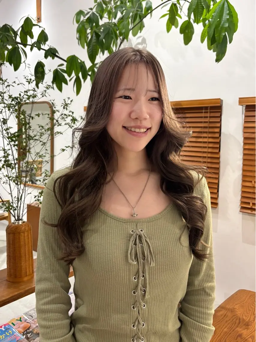 ロング カラー グレージュ ミルクティーグレージュ ヘアカラー 亀山 友菜のヘアスタイル