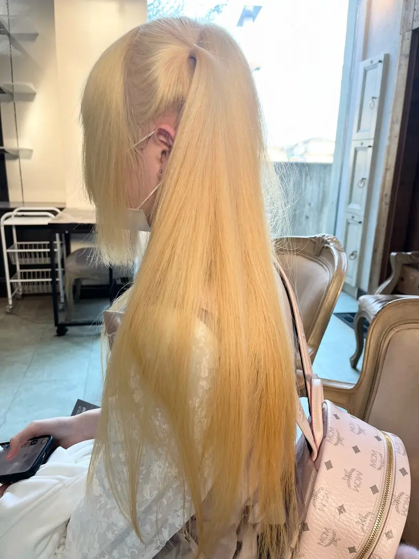 カラー ブリーチ ブロンド 齊藤 美有のヘアスタイル