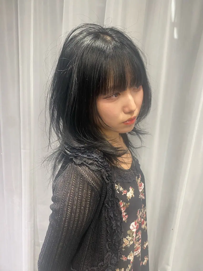 ミディアム カラー 顔周りカット レイヤーカット jyui/原宿 ハイトーン/デザインのヘアスタイル