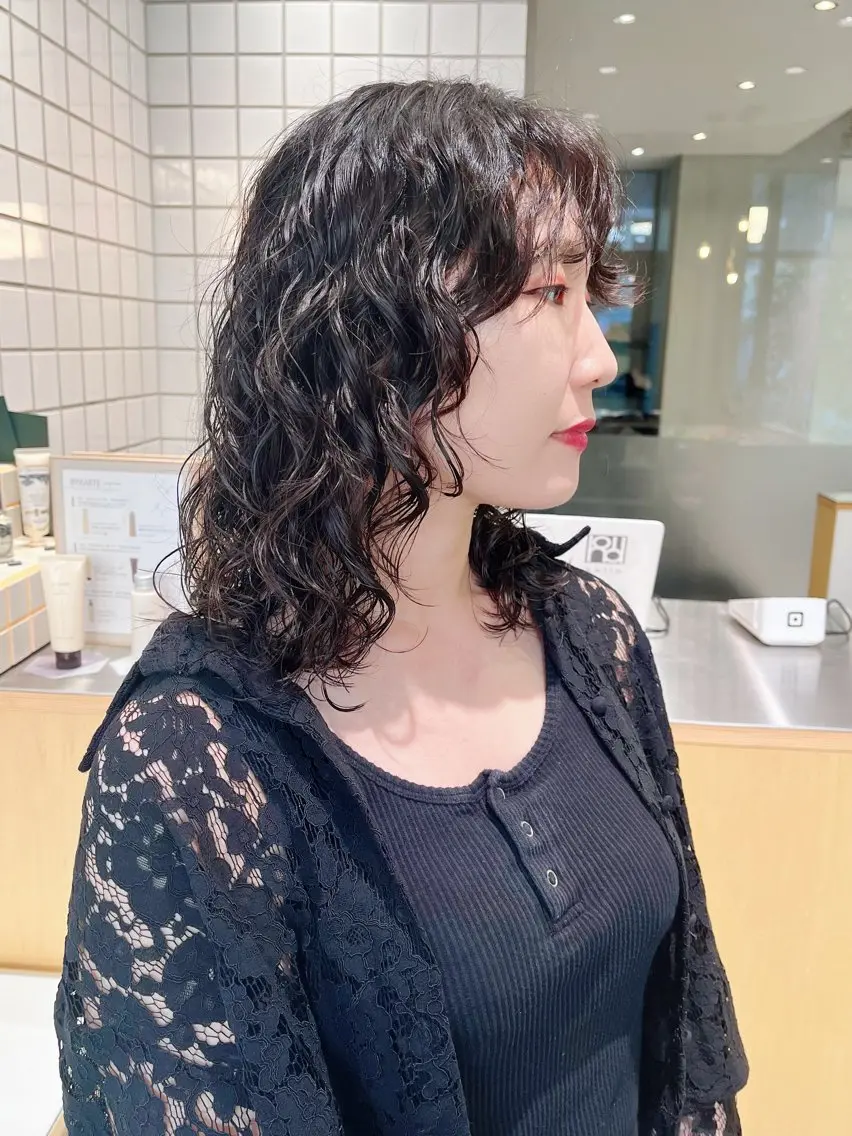 ミディアム パーマ ミディアムパーマ レイヤーカット カット パーマ トリートメント 似合わせパーマ/ kazuのヘアスタイル