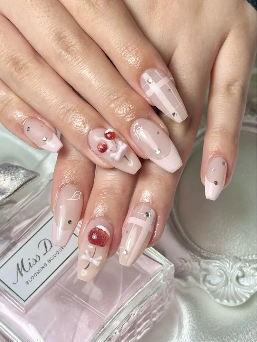 ネイル フレンチネイル ハンドネイル ルシイ🎀新宿長さ 出しパーツ専門店のネイルデザイン