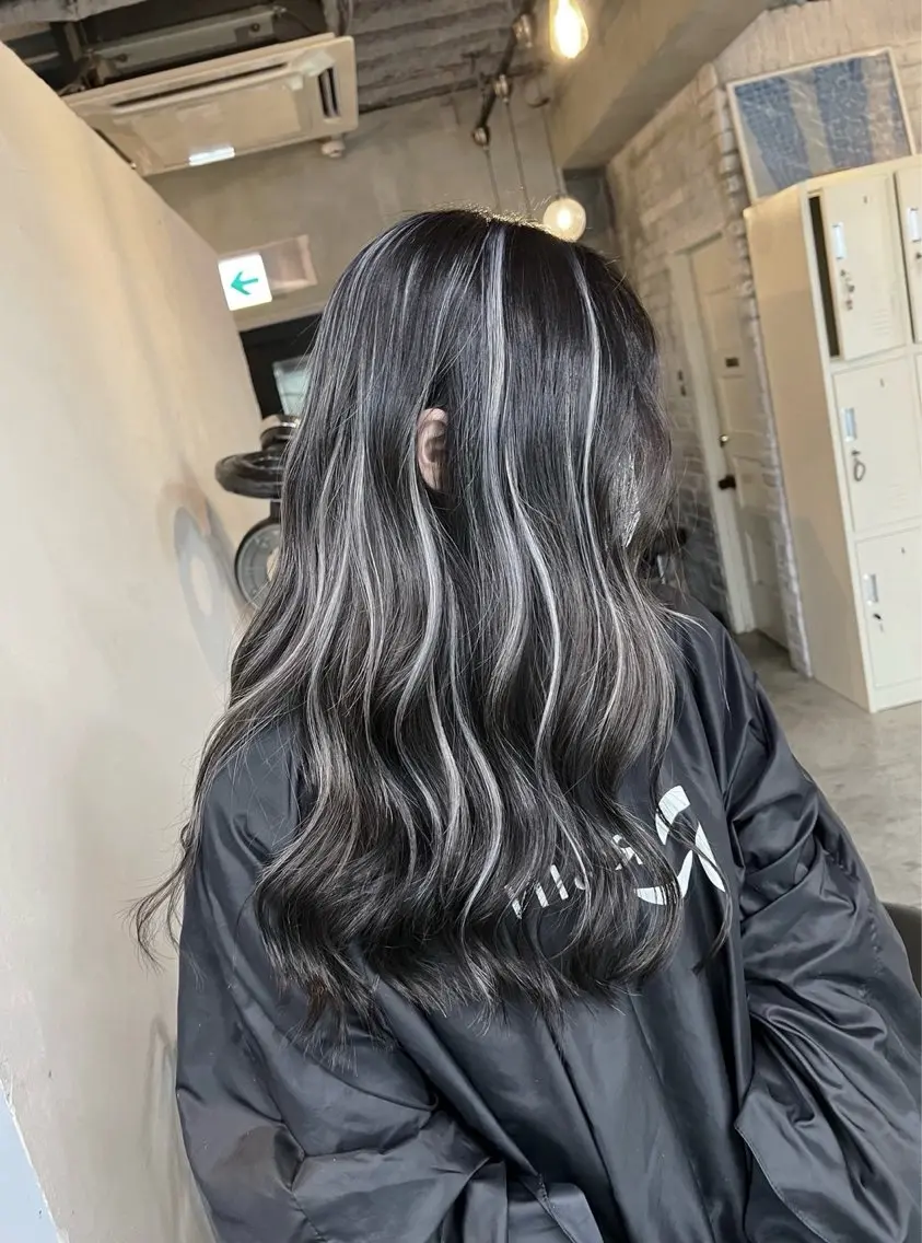 ロング カラー ダークグレー ダークグレージュ グレージュ ハイライトカラー ハイライト ヘアカラー トリートメント 指名数No.1 /NAOYAのヘアスタイル
