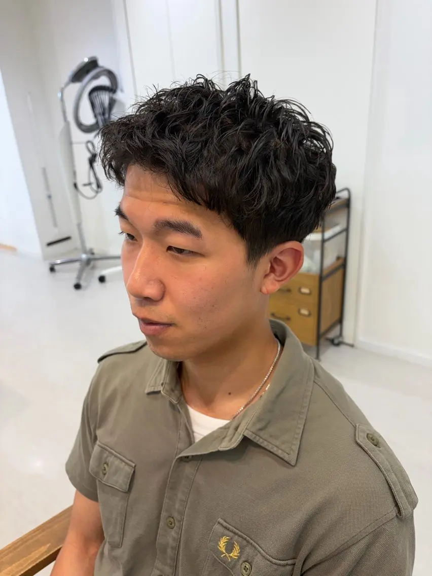 ショート パーマ メンズ アップバング フェザーパーマ メンズパーマ メンズショート スパイキーショート カット スパイキー/メンズ/ パーマ特化のヘアスタイル