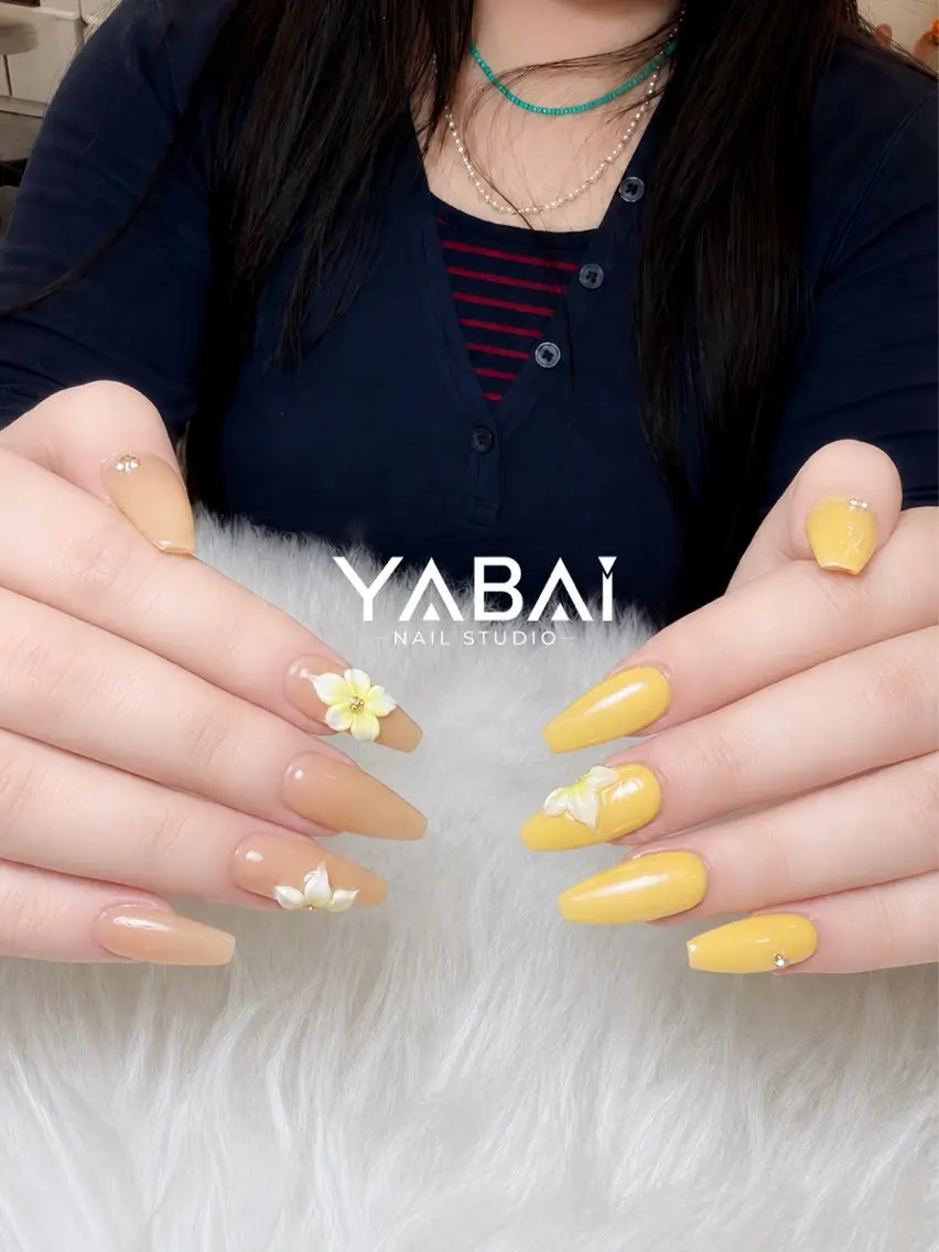 ネイル フラワーネイル シンプルネイル 黄色 YABAI NailStudioのネイルデザイン