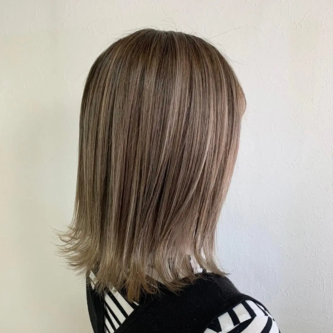 ミディアム カラー 鶴﨑 美優亜のヘアスタイル