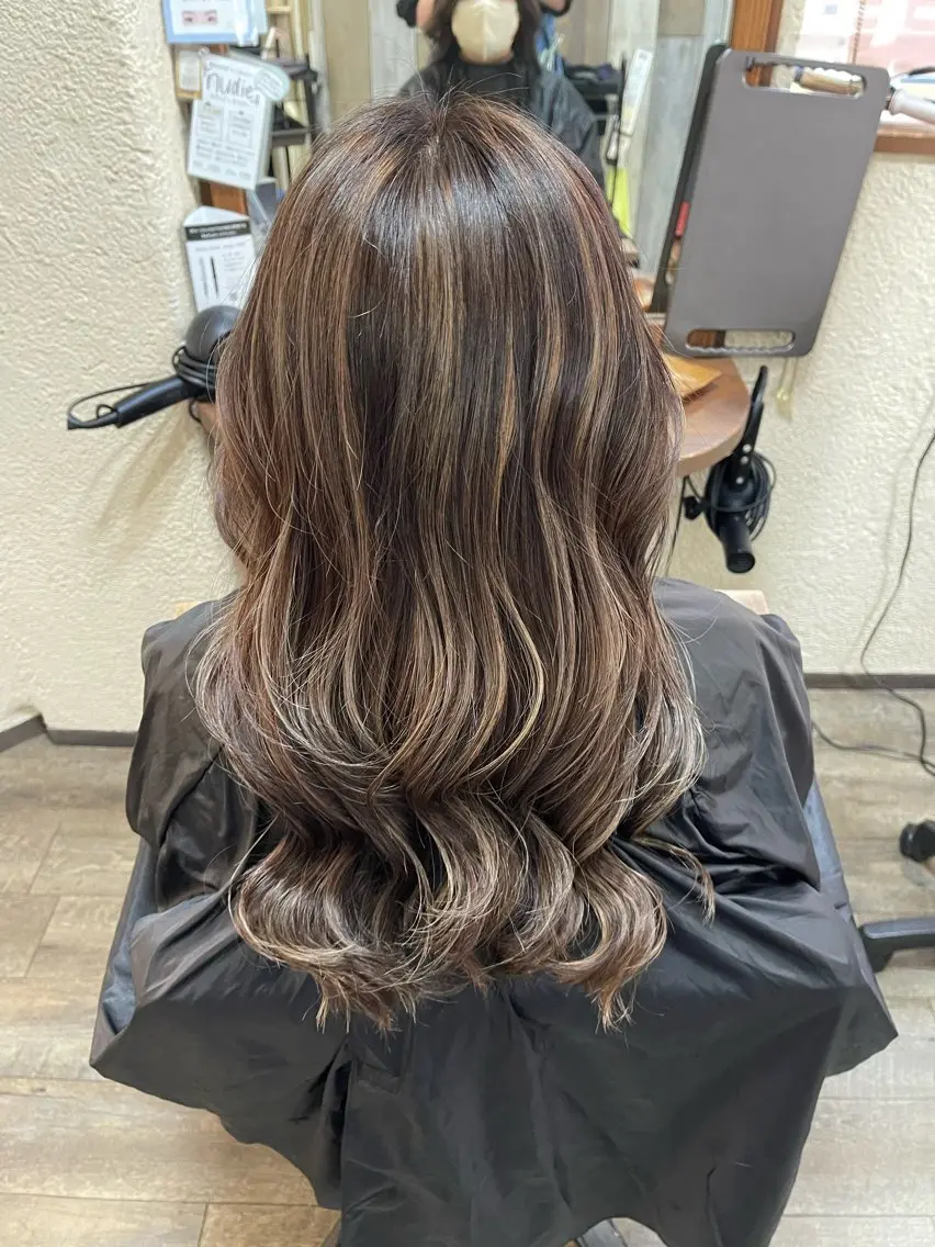 ロング カラー ベージュカラー ハイライトカラー ハイライト ヘアカラー 磧本 祐里恵のヘアスタイル