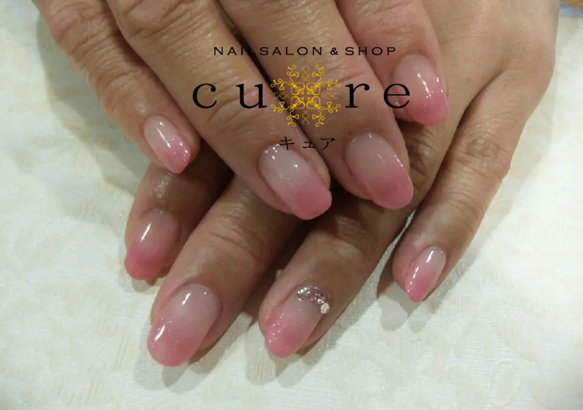 ミディアム ネイル グラデーション シンプルネイル ハンドネイル ネイルサロン Cureのネイルデザイン