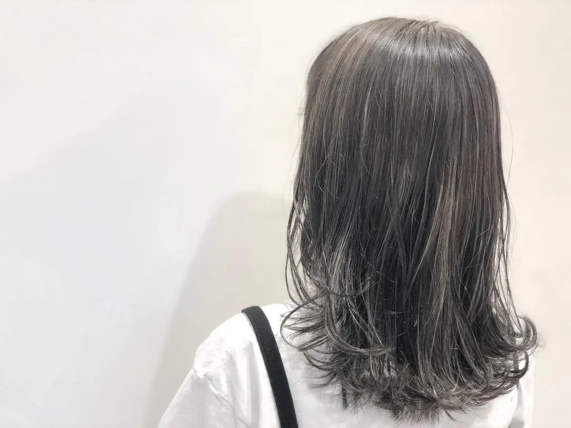 セミロング カラー ヘアアレンジ ハイライトカラー ハイライト いしだ みさきのヘアスタイル