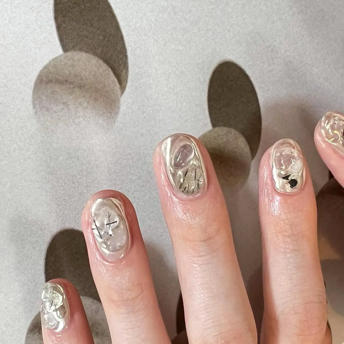ネイル 成人式 ニュアンスネイル シルバー ハンドネイル pointillé .ayaのネイルデザイン