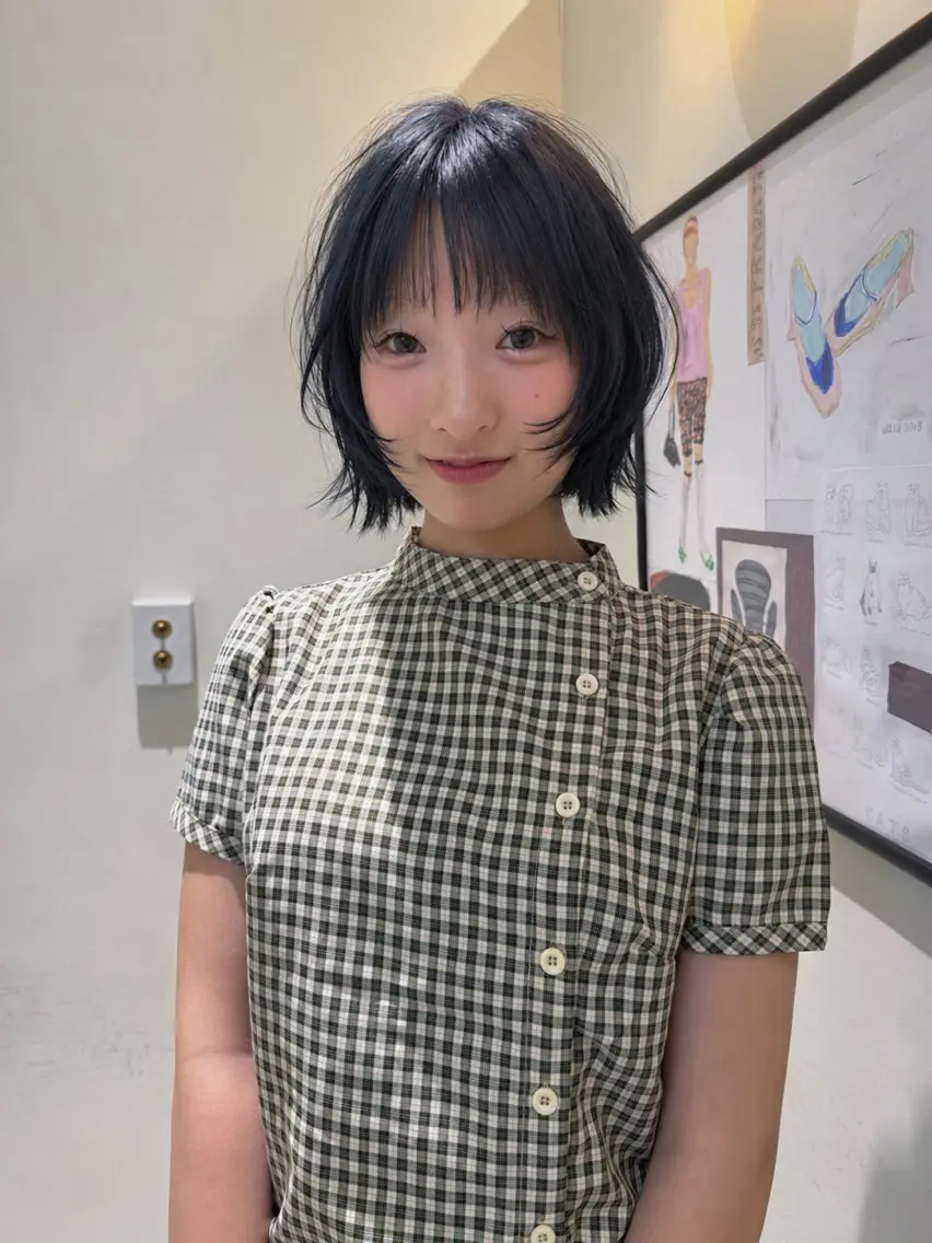 カラー ブリーチ ブルーカラー グレージュ 佐々木 遥菜のヘアスタイル